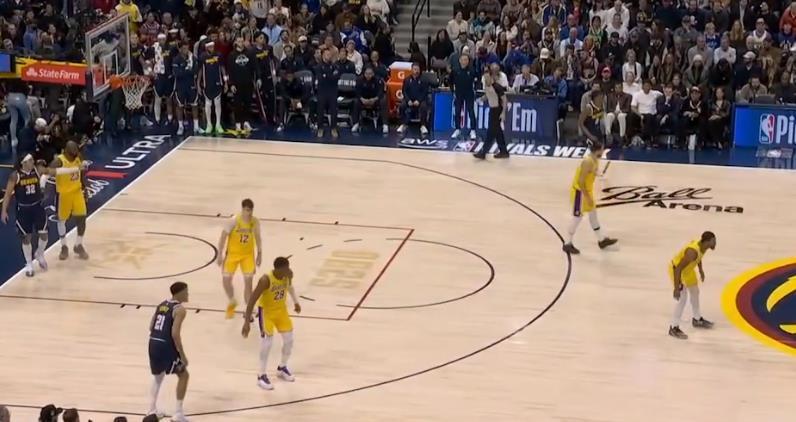 世界杯高清平台-湖人激战掘金!斯玛特狂打铁 蒂米惊艳 东契奇稳定输出