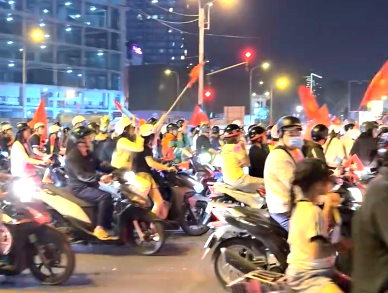 世界杯直播观看软件-越南民众深夜狂欢！美女球迷纯洁笑容 万人骑摩托+扛国旗涌上街头